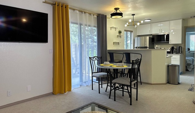 Cozy 1st Floor 1b/1b I Standing Desk I Free Parking I Private Patio I No Stairs