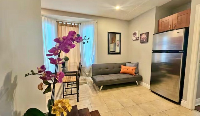 Cozy 1st floor Apartment near Dufferin Subway Station