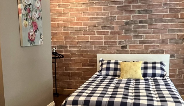 Cozy 1st Floor Downtown Apartment!