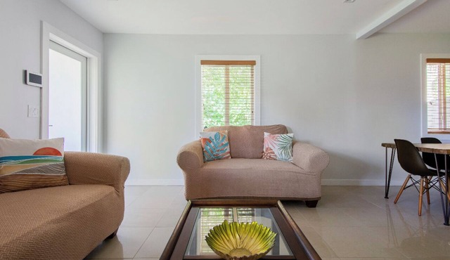 Cozy 2/1 Home, wraparound yard, free parking, gazebo!