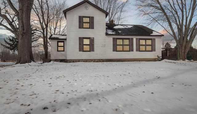 Cozy 2.5 Acres Farmhouse in Battle Creek whit hot tub