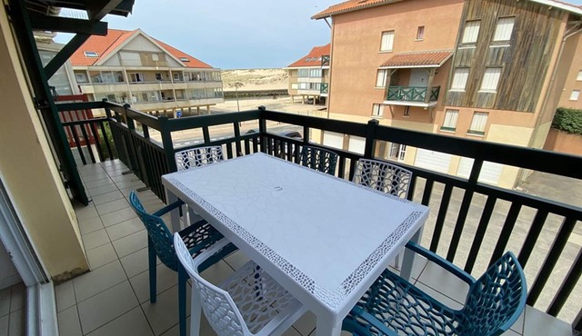 Cozy 2-Bedroom Apartment with Terrace, 100m from Ocean, Pet-Friendly