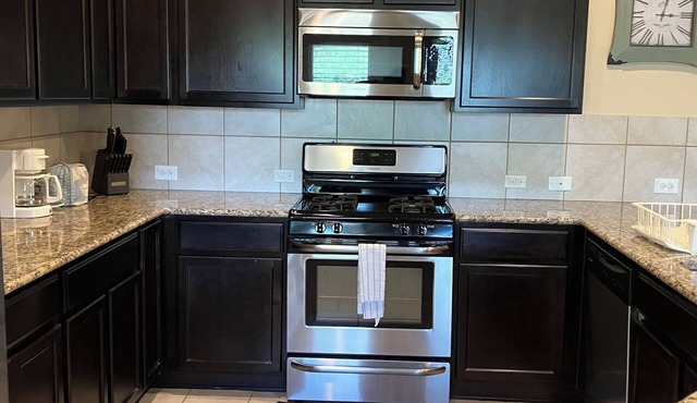 Cozy 2 Bd/2 Ba Home in Quiet Neighborhood – 15 min to Ft Sam Houston & Riverwalk