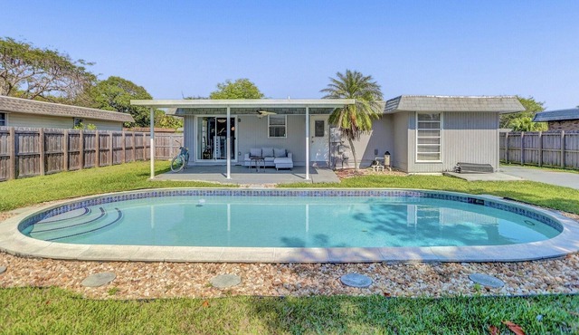 Cozy 2 bdr retreat home w/ pool & lush yard