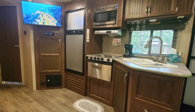 Cozy 2-bdrm campground trailor, w/Tiny 1 bed home in nature Richlands! 6 total!