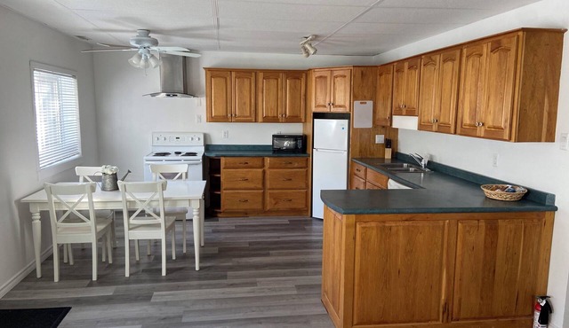 Cozy 2 BDRM Cottage w/private hot tub, sauna, private beach access, fire pit