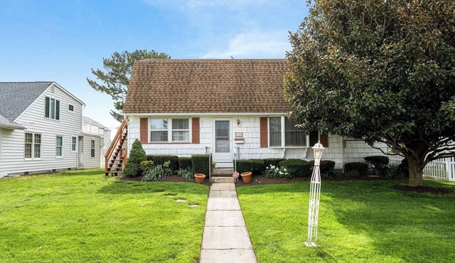 Cozy 2-bdrm cottage 2nd floor in quiet south end Ocean City. AC, WiFi, big deck.