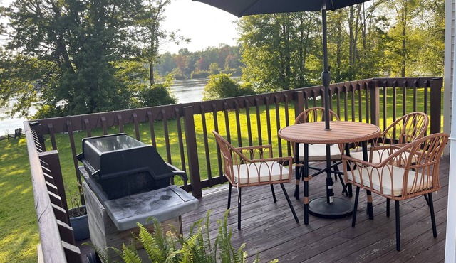 Cozy 2-bdrm in village of Potsdam. Walk to downtown, directly on the river.