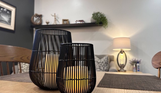 Cozy 2 bdrm Unit/Big Kitchen-2 TV- University City