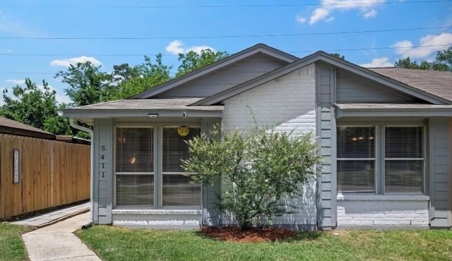 Cozy 2 Bed 1 Bath Home near IAH