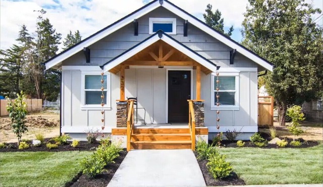 Cozy 2 bed/2 bath Bungalow with AC in Charming Downtown Puyallup!