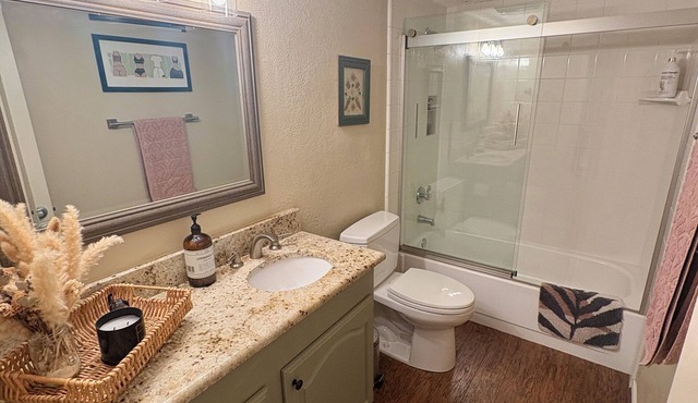 Cozy 2 Bed/2 Bath House with Fenced Yard