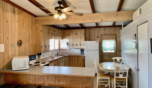 Cozy 2 Bed 2 Bath Lake Front Cottage