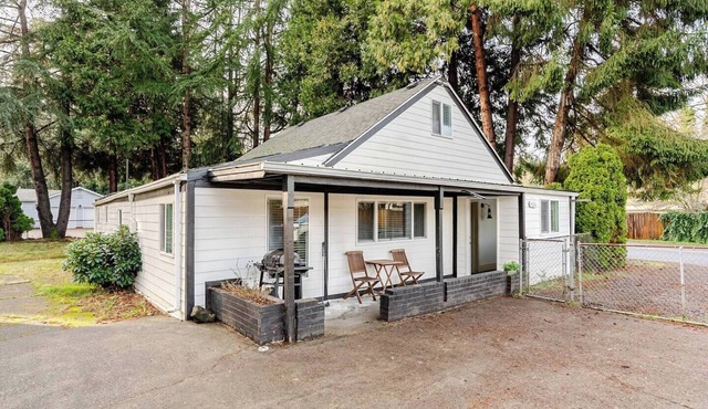 Cozy 2-bed 2 bath Renton house with fenced yard