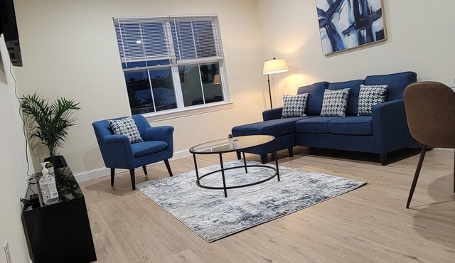 Cozy 2-Bed/2-Bath w/free Parking on premise