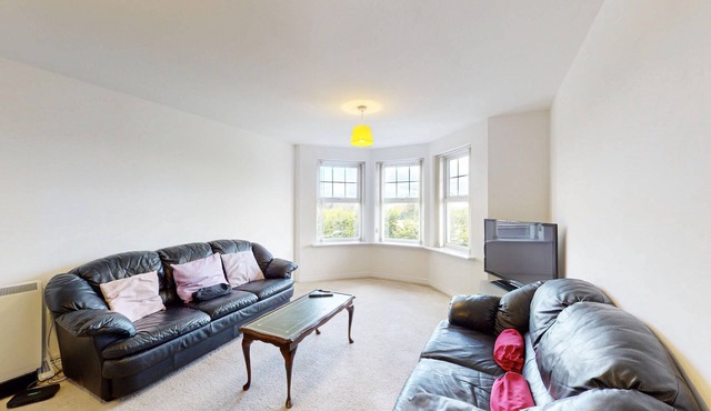 Cozy 2 Bed Apartment with Free Parking & Lift - 3 min to Station