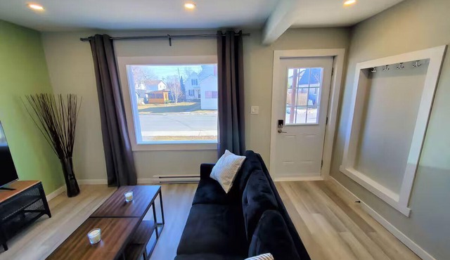 Cozy 2 Bed Apt with Fiber internet near waterfront
