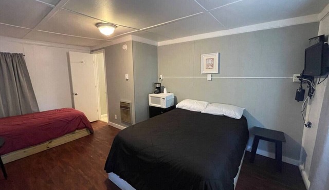 Cozy 2 Bed Cabin at Mill Creek Marina: Cabin 6