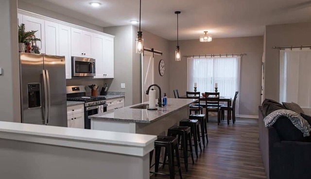Cozy 2 bed condo featuring king master suite with office in Sycamore