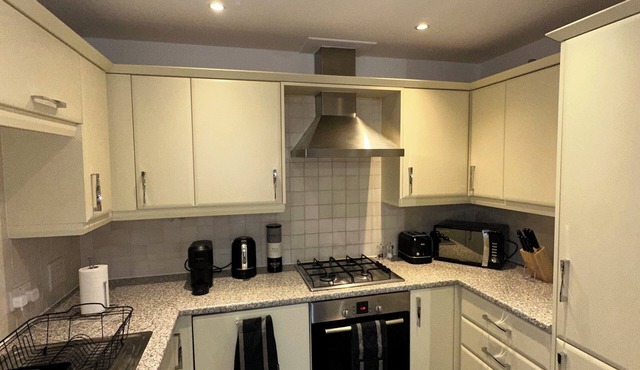 Cozy 2-Bed Flat in Reading with Free Parking – Your Home Away From Home!