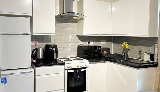 Cozy 2-Bed Flat in Wembley – Perfect for Contractors, Families & Events!