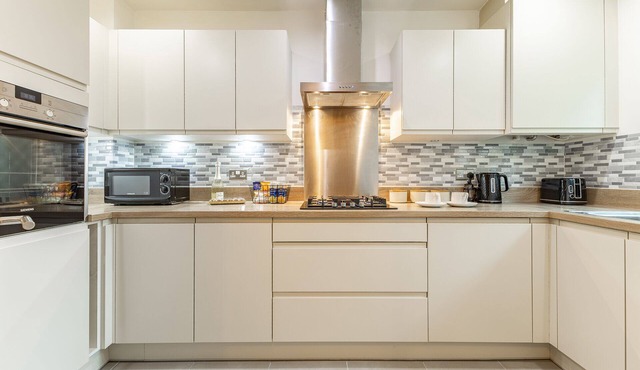 Cozy 2-Bed near Heathrow/Thorpe Park/Legoland/Long-Stay Friendly +Free Parking