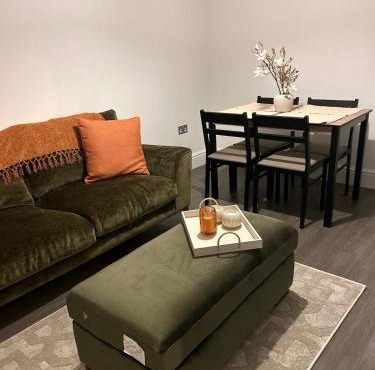 Cozy 2-Bed Home near Barnwell Country Park - Free Parking