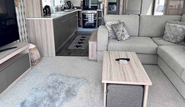 Cozy 2 bed Lodge With own Private hot Tub.large Flat Screens.wifi sea View