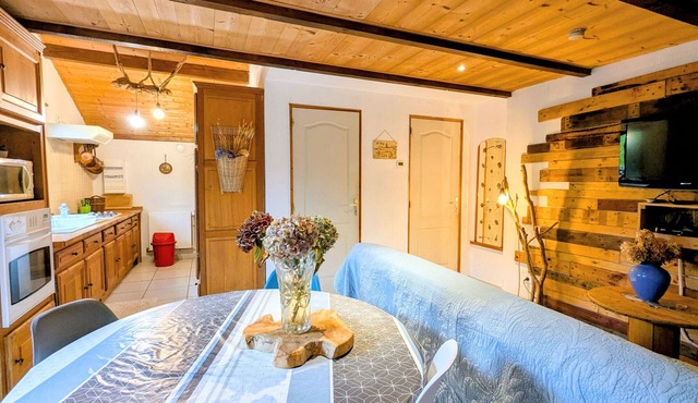 Cozy 2-Bed Rental with Mountain Views, Private Terrace, and Nearby Waterfalls