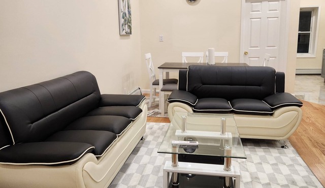 Cozy 2 bed rooms near JFK and shopping.