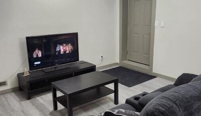 Cozy 2 bed suite in calm neighborhood and dedicated parking