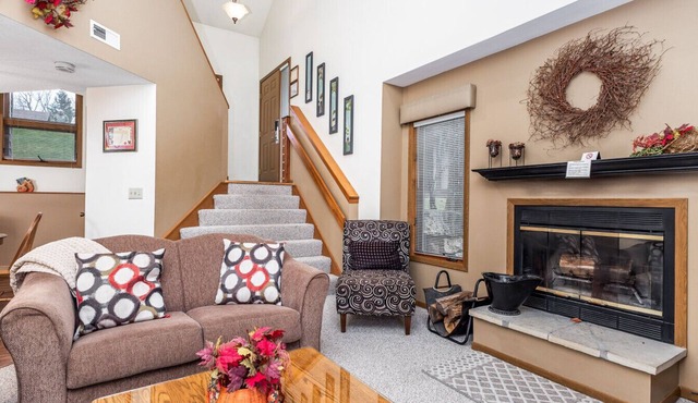 Cozy 2 Bed Townhome with Fireplace + Noon Check In