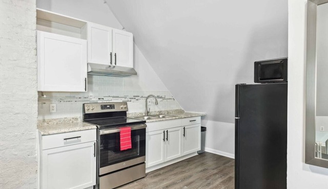 Cozy 2-bed Urban Retreat in Downtown Detroit, Private