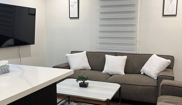 Cozy 2-Bed w/Kitchen & Patio in Midtown Toronto