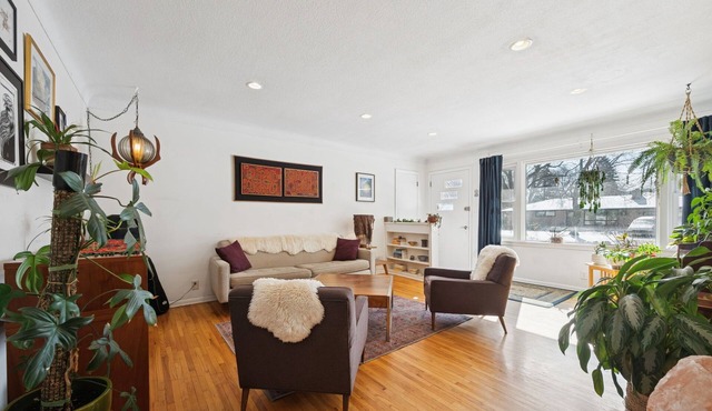 Cozy 2-bed with designated office space + wood burning sauna in Roseville, MN