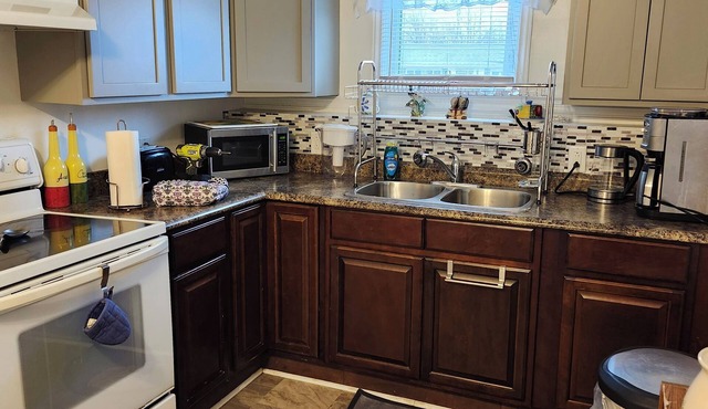 Cozy 2 bedroom apartment with WiFi, parking, washer and dryer & comfortable beds