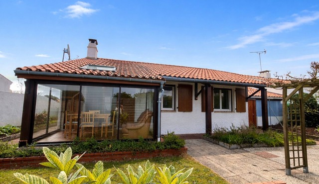 Cozy 2-Bedroom House, Close to Beach & Shops, Sleeps 4