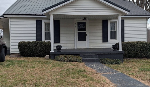 Cozy 2-bedroom house in peaceful Bloomington Springs with AC