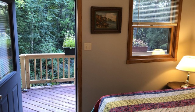 Cozy 2 bedrm apart with full kitchen surrounded by woods 25 mins from Milwaukee