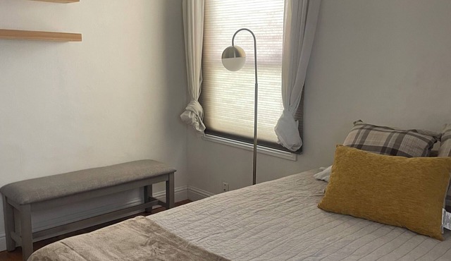 Cozy 2 bedrm house in charming downtown Bakersfield with AC, fitness area & more
