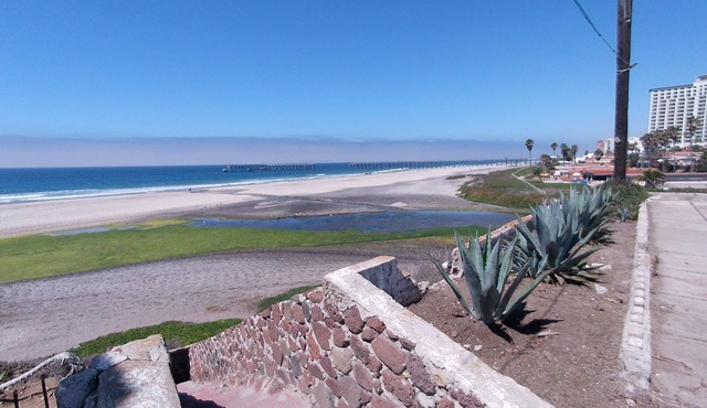 Cozy 2-bedroom house in Rosarito with WiFi, beach access and swimming pool