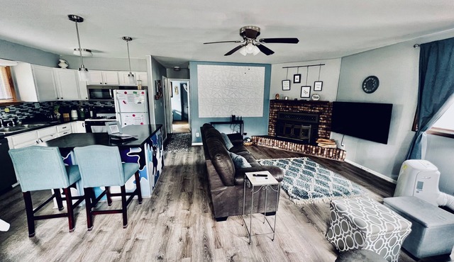 Cozy 2 bedroom house easy access to trails and 2 private beaches!