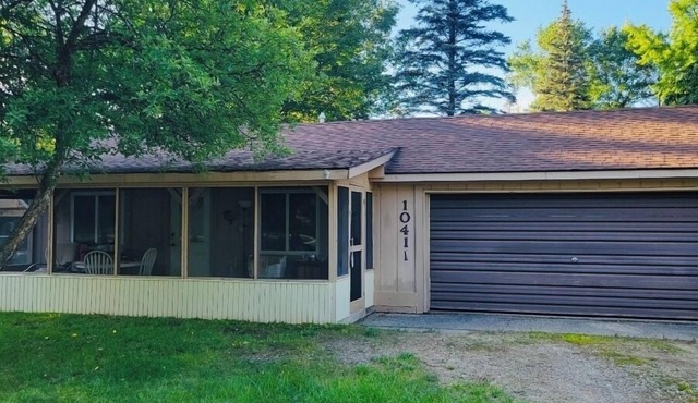 Cozy 2-bedroom cabin with WiFi, AC, garage, sleeps 6 in Saint Helen 222