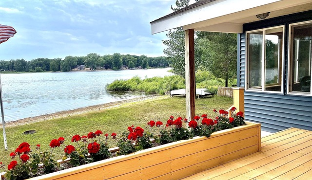Cozy 2 bedroom cottage, lakefront private beach