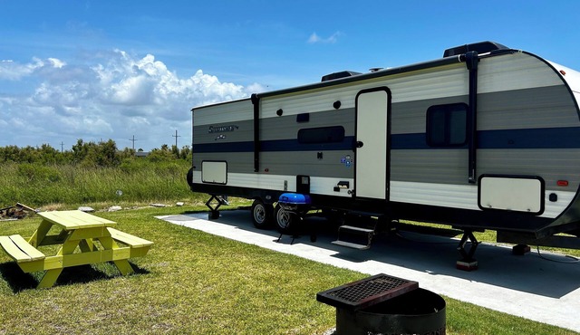 Cozy 2-bedroom RV ACROSS FROM THE BEACH in Terrific Bolivar Peninsula w/WiFi, AC