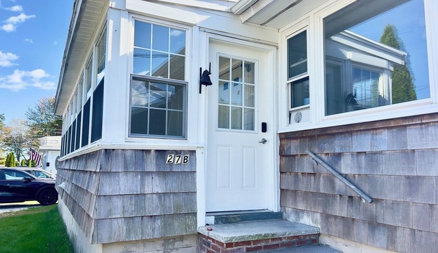 Cozy 2-bedroom, 1-bathroom condo, two short blocks from the beach!