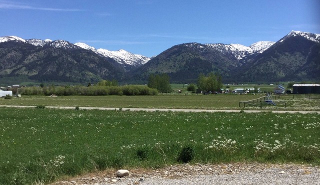 Cozy 2-bedroom apartment MINUTES outside picturesque Star Valley Ranch