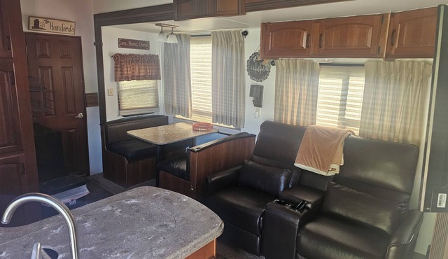 Cozy 2-bedroom, 1.5 bath RV with outdoor kitchen, 3.5 miles from Wolf Creek Dam