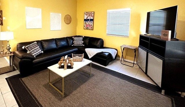 Cozy 2 Bedroom 1 Bathroom Downtown Bungalow