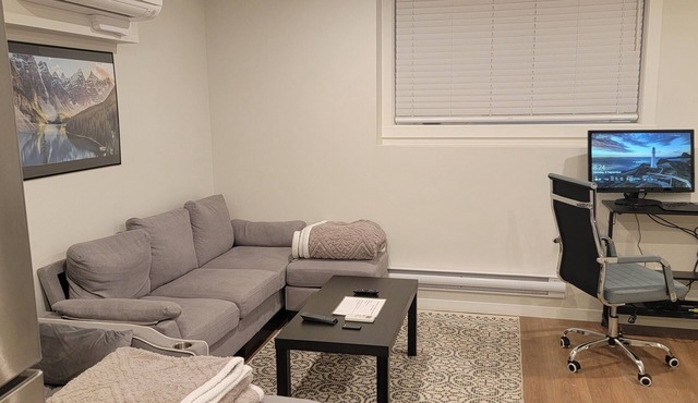 COZY 2-BEDROOM, 1 BATH SUITE WITH AC CLOSE TO CALGARY AIRPORT (YYC) - SLEEPS 6